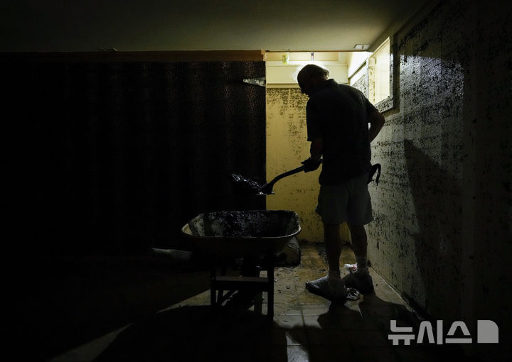 <font style="vertical-align: inherit;"><font style="vertical-align: inherit;">[텍사스=AP/뉴시스] 8일(현지 시간) 미국 텍사스주 잉그램의 홍수 피해 주택에서 주민이 토사를 치우고 있다. 2025.07.09.</font></font>