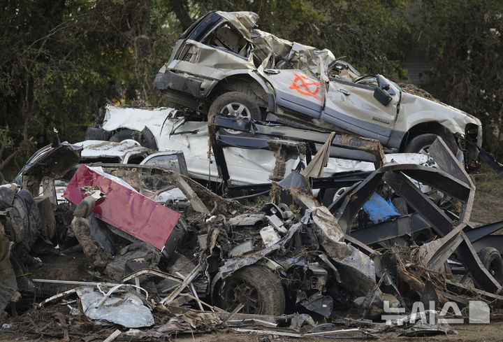 <font style="vertical-align: inherit;"><font style="vertical-align: inherit;">[텍사스=AP/뉴시스] 8일(현지 시간) 미국 텍사스주 잉그램 과달루페 강 인근 홍수 피해 현장에 차량들이 뒤엉켜 있다. 2025.07.09.</font></font>