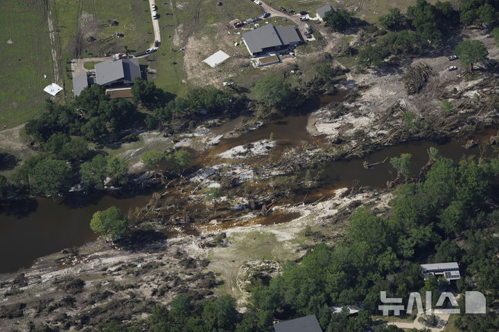 <font style="vertical-align: inherit;"><font style="vertical-align: inherit;">[텍사스=AP/뉴시스] 8일(현지 시간) 미국 텍사스주 잉그램 과달루페 강 인근 홍수 피해 현장. 2025.07.09.</font></font>