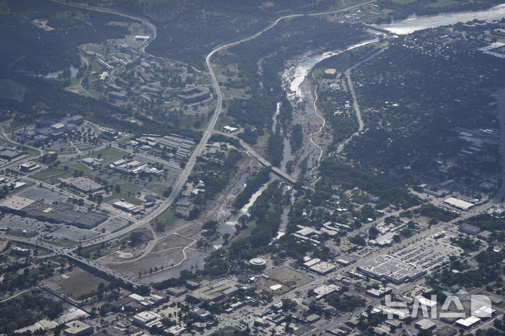 [텍사스=AP/뉴시스] 지난 8일(현지 시간) 미국 텍사스주 잉그럼 과달루페 강 인근 모습. 