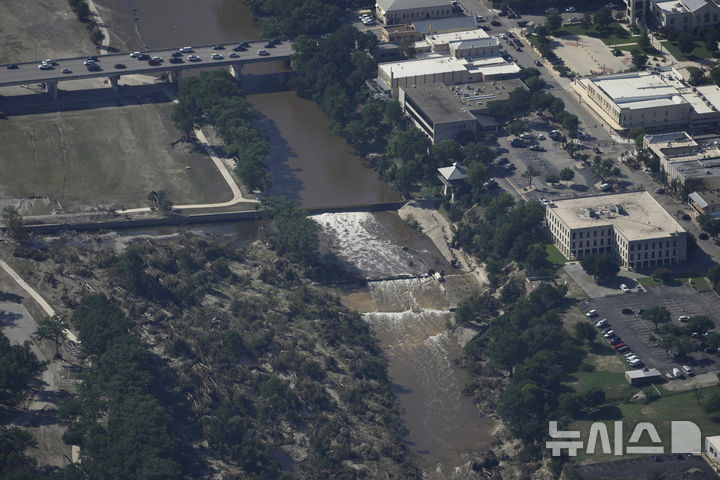 <font style="vertical-align: inherit;"><font style="vertical-align: inherit;">[텍사스=AP/뉴시스] 8일(현지 시간) 미국 텍사스주 잉그램 과달루페 강 위 다리로 차량들이 오가고 있다. 2025.07.09.</font></font>