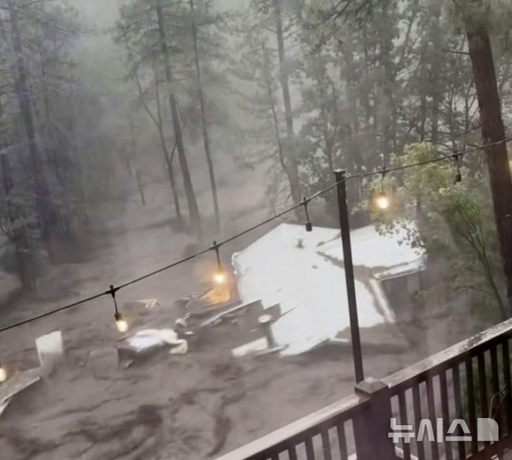 [루이도소=AP/뉴시스] 8일(현지 시간) 미 뉴멕시코주 루이도소에서 발생한 돌발 홍수로 주택 한 채가 급류에 휩쓸려가고 있다. 2025.07.09.