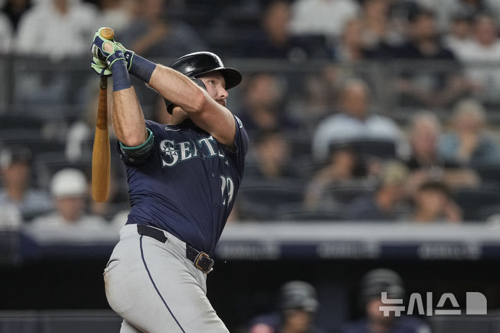 [뉴욕=AP/뉴시스] 시애틀 매리너스의 칼 롤리가 9일(한국 시간) 미국 뉴욕 양키스타디움에서 벌어진 2025 메이저리그(MLB) 뉴욕 양키스와의 경기에서 8회초 투런 홈런을 때려내고 있다. 2025.07.09