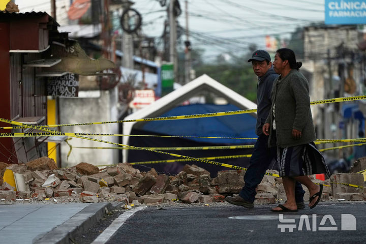 <font style="vertical-align: inherit;"><font style="vertical-align: inherit;">[팔린=AP/뉴시스] 과테말라에서 규모 5.7의 지진이 발생한 가운데 9일(현지 시간) 팔린의 지진 피해 현장 앞으로 주민들이 지나가고 있다. 현지 당국은 지난 8일 오후부터 규모 3.0에서 5.7의 본진과 여진이 150차례 이상 이어지며 최소 4명이 숨졌다고 밝혔다. 2025.07.10.</font></font>