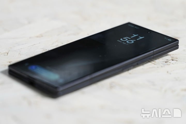 [뉴욕=AP/뉴시스] 지난 7일(현지 시간) 미국 뉴욕에서 열린 삼성전자 프리뷰 행사에서 '갤럭시 Z 폴드7'가 전시돼 있다. 2025.07.10.