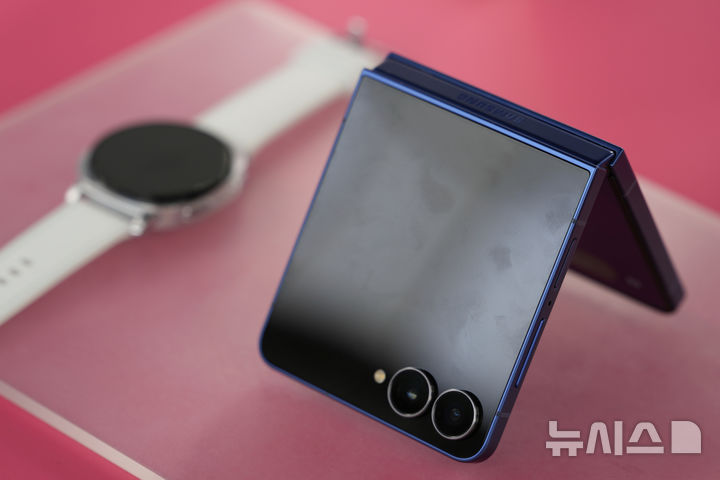 <font style="vertical-align: inherit;"><font style="vertical-align: inherit;">[뉴욕=AP/뉴시스] 지난 7일(현지 시간) 미국 뉴욕에서 열린 삼성전자 프리뷰 행사에서 '갤럭시 Z 플립7'과 '갤럭시 워치 8'이 전시돼 있다. 2025.07.10.</font></font>