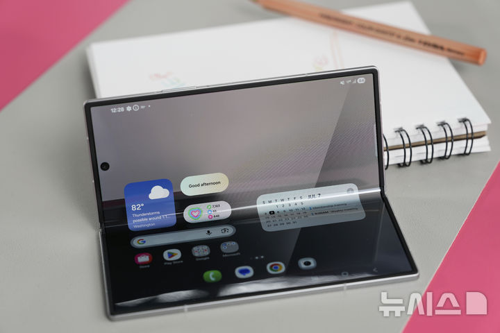 [뉴욕=AP/뉴시스] 9일(현지 시간) 미국 뉴욕 브루클린 듀갈 그린하우스에서 열린 갤럭시 언팩 2025에서 삼성 '갤럭시 Z 폴드7'가 공개되고 있다. 2025.07.10.