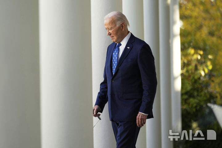 [워싱턴=AP/뉴시스] 조 바이든 전 미국 대통령이 지난해 11월 26일(현지 시간) 워싱턴DC 백악관 로즈가든에서 연설하기 위해 이동하고 있다. 바이든 전 대통령은 퇴임 직전 단행한 대규모 사면 당시 인지 능력이 의심된다는 공격에 반박했다. 2025.07.14.