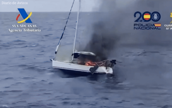 [서울=뉴시스]스페인 카나리아제도 인근 해상에서 마약을 밀수하던 일당이 경찰 추격을 받자 증거를 없애기 위해 자신들이 타고 있던 요트에 불을 질렀다. (사진=SNS) 2025.7.7.&nbsp; *재판매 및 DB 금지 *재판매 및 DB 금지