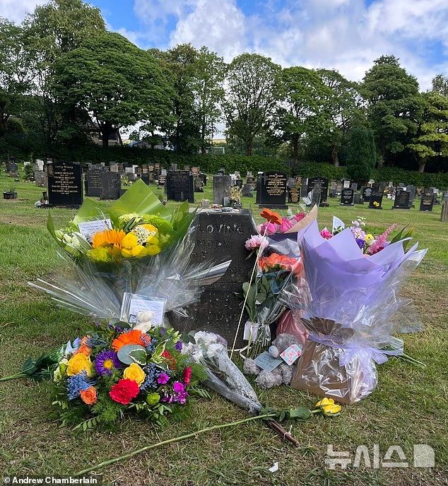 [서울=뉴시스] 영국 랭커셔주 로튼스톨 공동묘지에서 4살 소년이 무거운 십자가 묘비에 깔려 숨지는 사고가 발생했다. (사진=데일리메일) 2025. 07.07. 