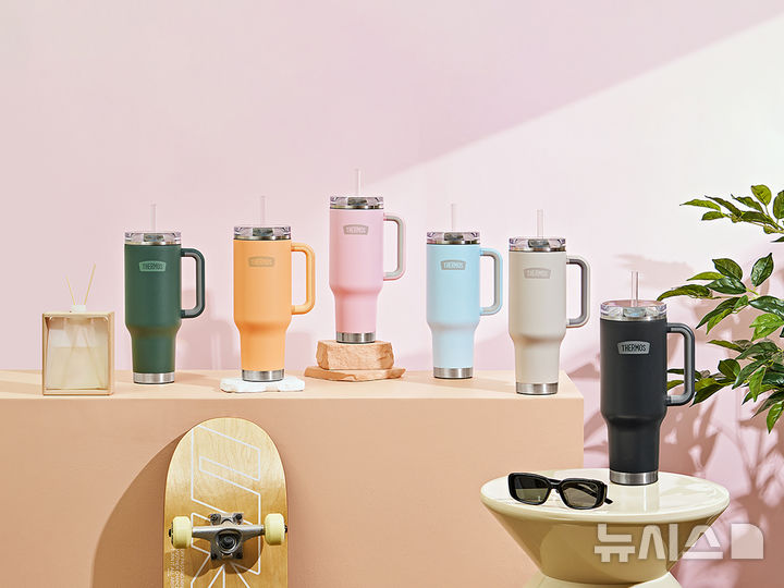 [서울=뉴시스] 써모스 '맥스포터블 컵앤텀블러' 연출컷 (사진= 써모스코리아 제공)