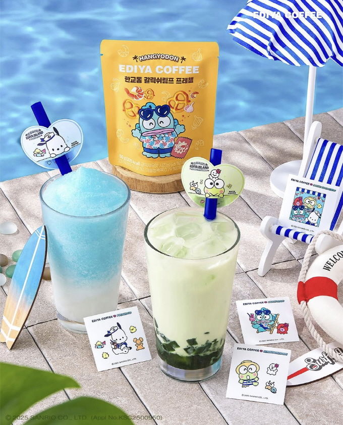 [서울=뉴시스] 이디야가 산리오캐릭터즈와 협업해 만든 '포차코 요거젤리 소다 플랫치노'와 '케로케로케로피 멜론라떼' 음료 2종. (사진=이디야커피 제공) 2025.07.09.  *재판매 및 DB 금지