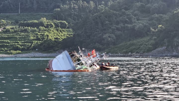 [여수=뉴시스] 9일 오전 1시41분께 경남 남해군 항촌항 인근 해상에서 30t급 어선이 자초됐다는 신고가 접수, 여수해경이 승선원을 구조한 뒤 해양오염 사고를 방지하기 위한 오일펜스를 설치하고 있다. (사진 = 여수해경 제공) 2025.07.09. photo@newsis.com *재판매 및 DB 금지