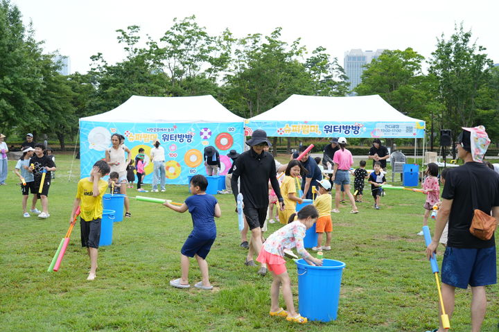 [부산=뉴시스] 부산시민공원에서 물놀이 프로그램이 운영되고 있다. (사진=부산시설공단 제공) 2025.07.09. photo@newsis.com *재판매 및 DB 금지