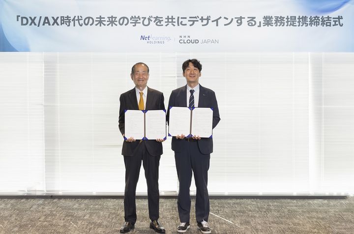 [서울=뉴시스] NHN클라우드가 일본 네트러닝홀딩스와의 업무협약(MOU)으로 네트러닝의 교육 콘텐츠와 데이터가 NHN클라우드 환경으로 이전한다고 9일 밝혔다. 전날 일본 도쿄 미나토구에 위치한 NHN 일본법인 사옥 'NHN아틀리에'에서 진행된 업무협약식에서 키시다 토오루 네트러닝 회장(왼쪽)과 김동훈 NHN클라우드 대표가 기념촬영을 하고 있다. (사진=NHN클라우드 제공) *재판매 및 DB 금지