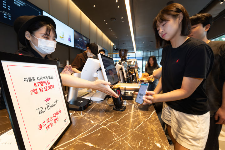 [서울=뉴시스] KT가 여름 시즌을 맞아 신규 고객을 위한 혜택과 기존 고객 대상 제휴 서비스를 확대한다. (사진=KT 제공) *재판매 및 DB 금지