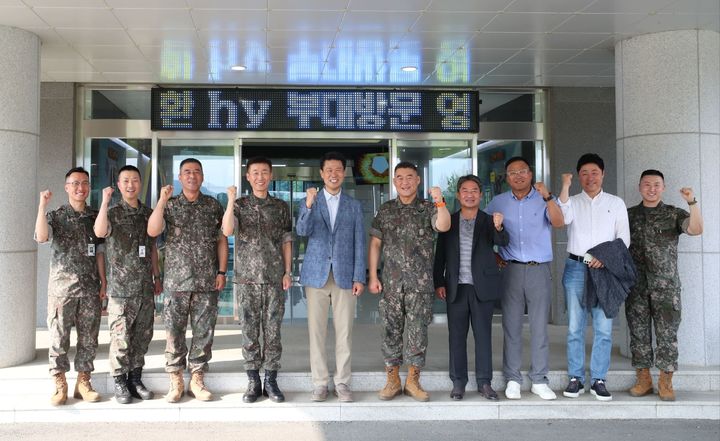 [서울=뉴시스] hy가 지난 8일 육군 제25사단을 방문해 2000만원 상당의 위문금품을 전달했다.(사진=hy 제공) *재판매 및 DB 금지