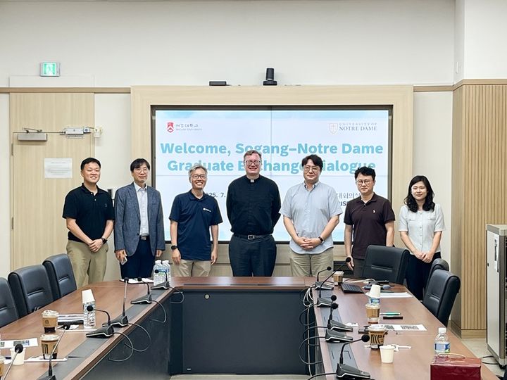 서강대와 노터데임대 관계자들이 함께 기념사진을 촬영하고 있다. (사진=서강대 제공) *재판매 및 DB 금지