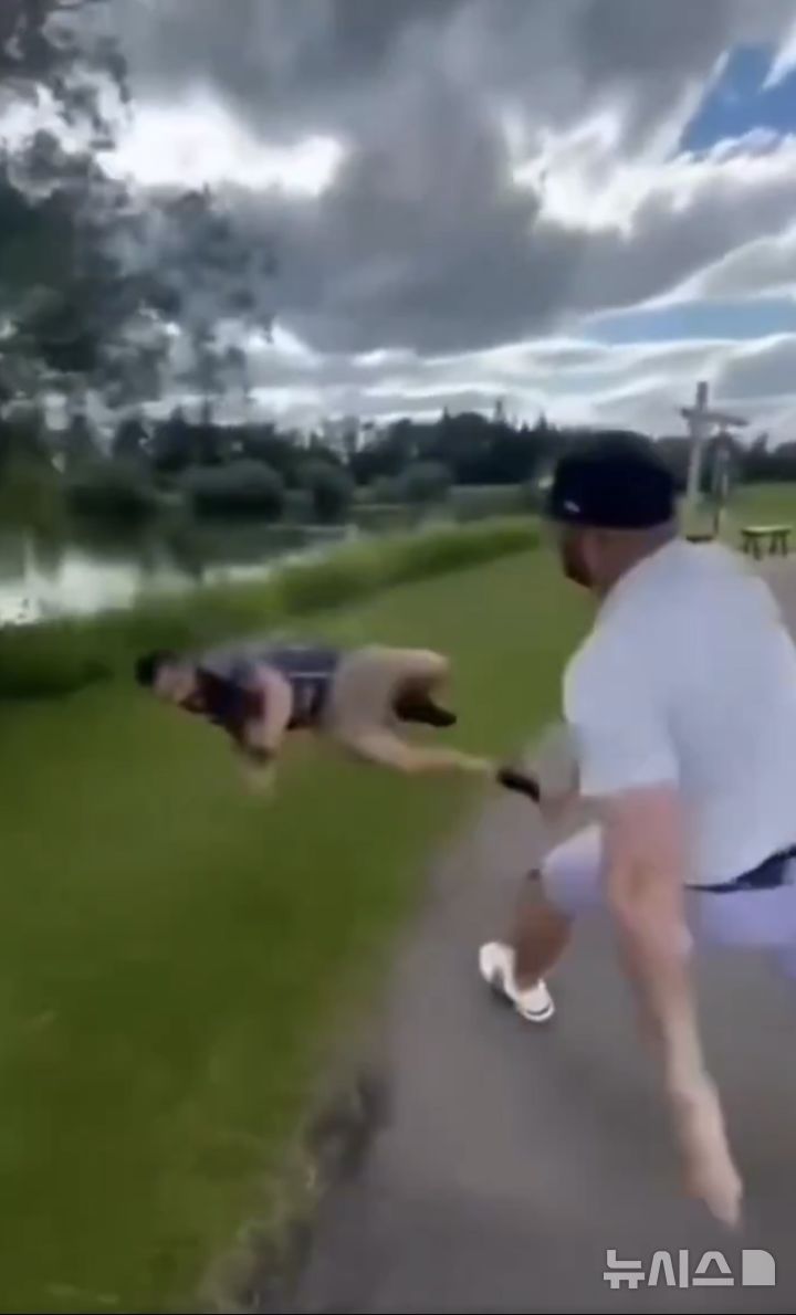 [뉴시스]캐나다 골프장 라운드 중 분노한 남성을 전직 하키선수가 근처 연못에 던지는 영상이 공개돼 화제를 모으고 있다. (사진=뉴욕포스트) 