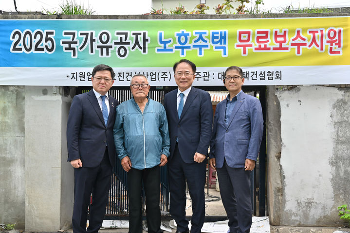 [서울=뉴시스] 요진건설산업은 9일 국가유공자 노후주택 무료보수 공사를 완료했다고 밝혔다. 올해는 강원도에 사는 91세 베트남전 참전 유공자의 자택을 수리했다. (사진=요진건설 제공) 2025.07.09. photo@newsis.com *재판매 및 DB 금지
