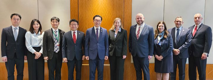 [제네바=뉴시스] 한-미국특허상표청(USPTO) 청장회담 뒤 두 기관 관계자들이 기념촬영을 하고 있는 모습.(사진=특허청 제공) *재판매 및 DB 금지