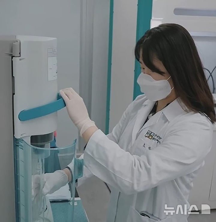 [성남=뉴시스] 성남식품연구개발지원센터 소속 연구원이 식품분석을 하고 있다 (사진=성남시 제공) 2025.07.09. photo@newsis.com