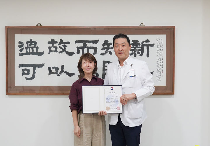 [수원=뉴시스] 윤성환 이춘택병원장(오른쪽)이 보건복지부 장관 표창을 수상하고 기념 촬영을 하고 있다. (사진=이춘택병원 제공) 2025.07.09. photo@newsis.com *재판매 및 DB 금지