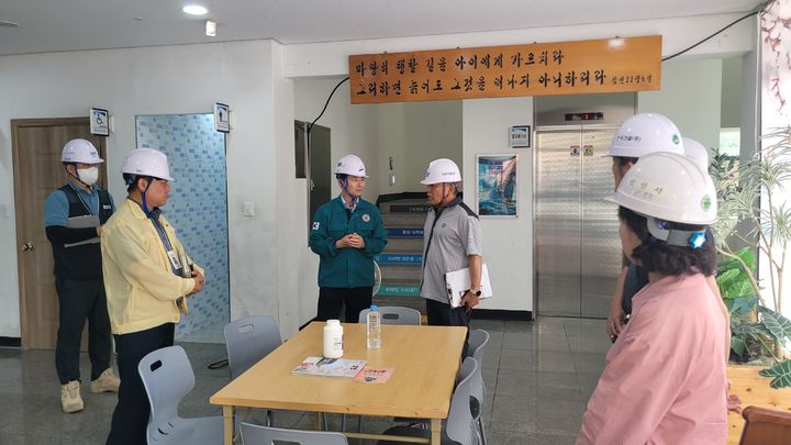 [안산=뉴시스] 허남석 경기 안산시 부시장(가운데 왼쪽)이 민간 건설공사장을 방문해 공사 관계자에게 노동자 휴게시설 설치 현황 등을 묻고 있다. (사진=안산시 제공) 2025.07.09. photo@newsis.com *재판매 및 DB 금지