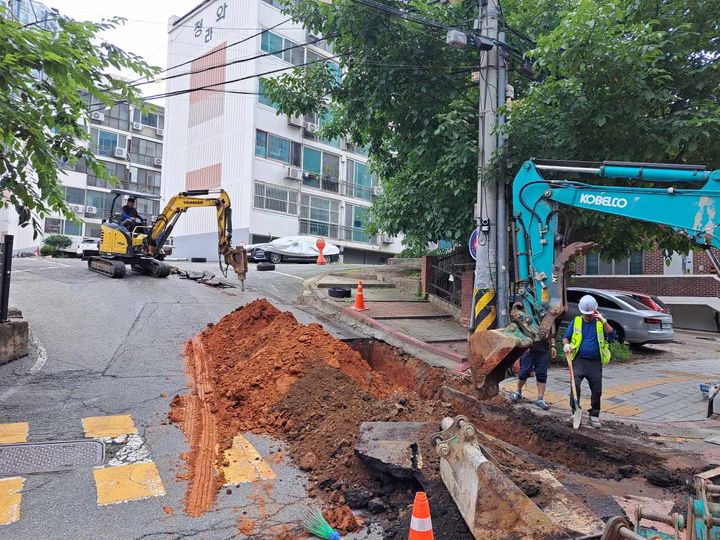 [수원=뉴시스] 지난 1일 경기 수원시 영통구 망포동 청와아파트 앞 도로에서 상수도 연결을 위한 긴급 급수공사가 진행되고 있다. 청와아파트는 37년간 지하수에 의존해왔으나 이번 상수도 전환으로 수원시 전체 급수율이 100%에 도달했다. (사진=수원시 제공) 2024.07.01. photo@newsis.com *재판매 및 DB 금지