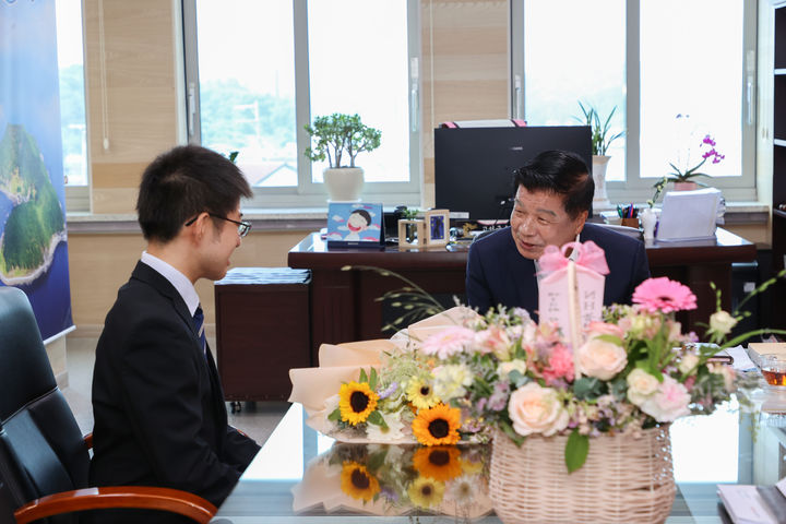 [고성(경남)=뉴시스] 신정철 기자= 경남 고성군은 지난해 고성군 공무원의 가사오카시 파견에 이은 상호 교류의 일환으로 지난 7일부터 오는 12월 12일까지 일본 자매도시 가사오카시에서 파견된 공무원을 대상으로 약 6개월간의 현장 중심 연수 프로그램을 운영한다.사진은 이상근 군수가 연수 대상자인 후지와라씨와 면담하고 있는 모습.(사진=고성군 제공).2025.07.09. photo@newsis.com *재판매 및 DB 금지