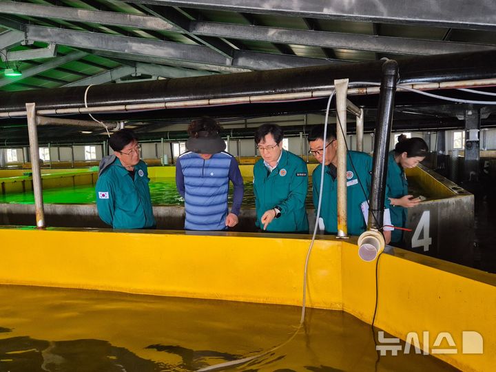 [창원=뉴시스]경남도, 고수온 대응 육상 양식장 점검,(사진=경남도 제공) 2025.07.09.photo@newsis.com