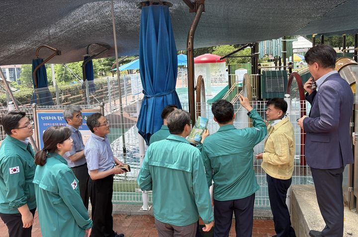[창녕=뉴시스] 심상철 부군수가 여름철 어린이 물놀이장인 창녕문화공원을 방문해 합동점검을 하고 있다. (사진= 창녕군 제공) 2025.07.09. photo@newsis.com *재판매 및 DB 금지