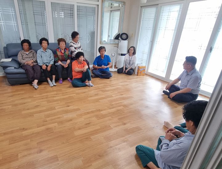 [창녕=뉴시스] 이상용 유어면장이 선소경로당을 방문해 폭염 예방을 당부하고 있다. (사진= 창녕군 제공) 2025.07.09. photo@newsis.com *재판매 및 DB 금지