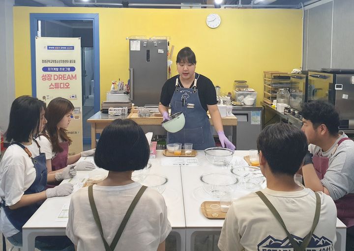 [창녕=뉴시스] 청소년 성장 dream 스튜디오 프로그램에 참여하고 있다. (사진= 창녕군 제공) 2025.07.09. photo@newsis.com *재판매 및 DB 금지