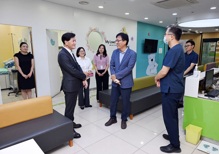 [밀양=뉴시스] 밀양시가 달빛어린이병원으로 지정된 미르아이병원을 방문해 의료진을 격려하고 있다. (사진=밀양시 제공) 2025.07.09. photo@newsis.com *재판매 및 DB 금지