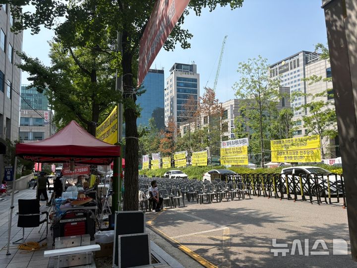 [서울=뉴시스]최은수 기자=9일 오전 윤석열 전 대통령의 구속 전 피의자 심문(영장실질심사)이 열리는 서울 서초구 서울중앙지법 인근에서 보수단체 '신자유연대'가 영장 기각을 촉구하는 집회를 준비하고 있다. 2025.07.09