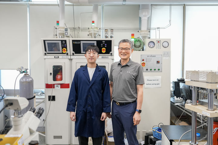 [울산=뉴시스] 기계화학적 암모니아 생산 공정의 수율을 5.6배 높이는데 성공한 UNIST 에너지화학공학과 백종범 교수(오른쪽)와 이재성 연구원. (사진=UNIST 제공) photo@newsis.com *재판매 및 DB 금지