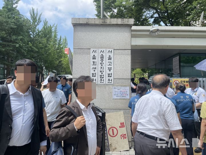 [서울=뉴시스]이채은 인턴기자=9일 오전 윤석열 전 대통령의 구속 전 피의자 심문(영장실질심사)이 열리는 서울 서초구 서울중앙지방법원 동관 입구 앞에서 시민들과 방청객들이 줄지어 출입 절차를 밟고 있다. 경찰과 법원 방호 인력이 출입을 통제하며 신분 확인과 소지품 검사를 진행하는 등 평소보다 강화된 보안 조치가 이뤄졌다.2025.07.09