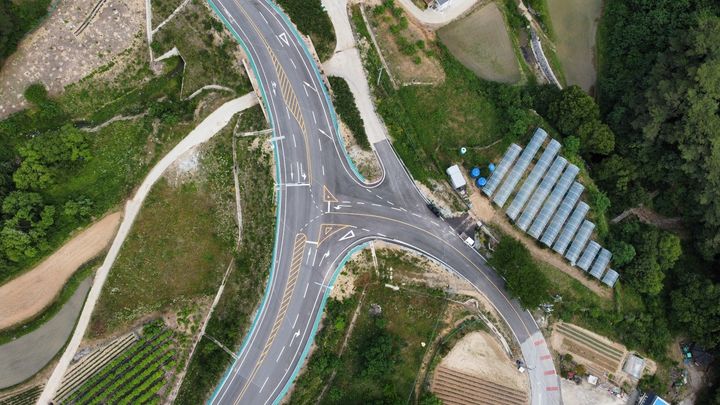 [부산=뉴시스] 영양~평해 국도건설공사 개통구간 중 울진군 온정면 선구리 일원 전경. (사진=부산지방국토관리청 제공) 2025.07.09. photo@newsis.com *재판매 및 DB 금지