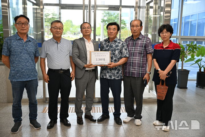 [완주=뉴시스] 완주군의회 김재천 부의장(왼쪽에서 세번째)이 전북지방환경청을 찾아 ㈜삼비테크가 추진 중인 폐기물 소각장 설치사업과 관련한 환경영향평가(초안) 주민설명회의 문제점을 지적하는 의견서를 제출했다. *재판매 및 DB 금지