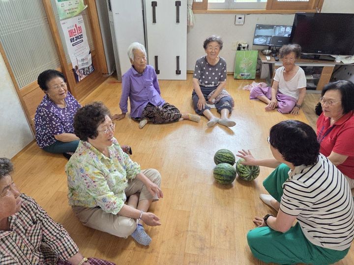 [합천=뉴시스] 합천군 삼가중학교, 직접 키운 수박 나눔으로 훈훈한 감동 선사 (사진=합천군 제공) 2025. 07. 09. photo@newsis.com *재판매 및 DB 금지