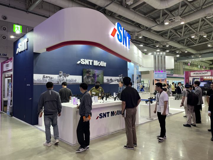 [창원=뉴시스] 강경국 기자 = 9일 경남 창원컨벤션센터에서 열린 2025 방위산업 부품·소재 장비대전에 SNT모티브 전시장이 들어서 있다. (사진=SNT다이내믹스 제공). 2025.07.09. photo@newsis.com *재판매 및 DB 금지