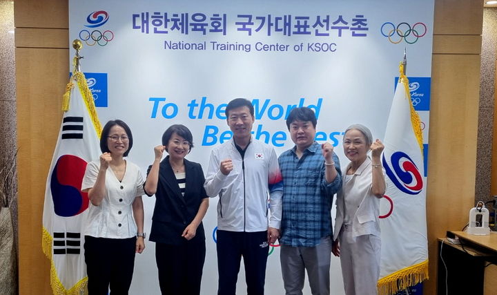 [진천=뉴시스] 김택수(왼쪽 세번째) 국가대표선수촌장과 진천군청 직원들이 9일 진천 국가대표선수촌에서 특수의료 지원방안 모색 간담회를 진행한 뒤 기념촬영을 하고 있다. (사진=진천군 제공) 2025.07.09. photo@newsis.com *재판매 및 DB 금지