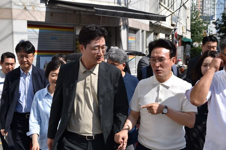 [대전=뉴시스] 조명휘 기자 = 김민석 국무총리가 9일 더불어민주당 장철민(대전 동구) 국회의원과 쪽방촌이 밀집한 대전 동구 정동 일원을 둘러보고 있다. (사진= 장철민 의원실 제공) 2025.07.09. photo@newsis.com *재판매 및 DB 금지