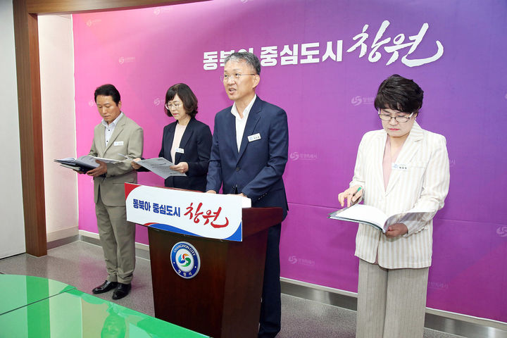 [창원=뉴시스] 강경국 기자 = 박진열 경남 창원시 경제일자리국장이 9일 시청 프레스센터에서 에너지 취약계층 4대 복지사업과 관련해 브리핑을 하고 있다. (사진=창원시청 제공). 2025.07.09. photo@newsis.com *재판매 및 DB 금지