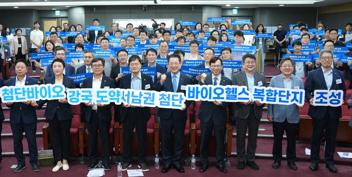 [서울=뉴시스] 김영록(사진 가운데) 전남도지사가 9일 서울 국회에서 열린 서남권 첨단 바이오헬스복합단지 조성 전략 국회 포럼에 참석, 주요 내빈과 퍼포먼스를 하고 있다. (사진 제공 = 전남도). 2025.07.09. photo@newsis.com *재판매 및 DB 금지