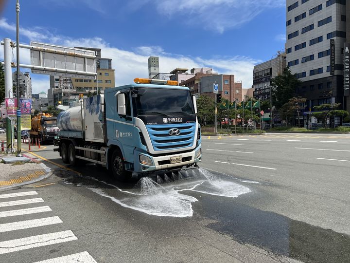 [부산=뉴시스] 부산환경공단 도로 물청소차량. (사진=부산환경공단 제공) 2025.07.09. photo@newsis.com *재판매 및 DB 금지