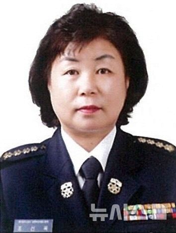 [제주=뉴시스] 지난 7일 오후 서귀포시 남원읍에서 발생한 주택 화재를 초기에 진압한 조선옥 서귀포시 남원여성의용소방대장. (사진=제주소방안전본부 제공) 2025.07.09. photo@newsis.com