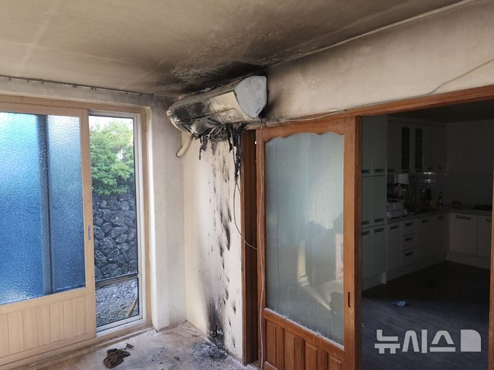 [제주=뉴시스] 7일 오후 제주 서귀포시 남원읍의 한 주택에서 에어컨 화재가 발생했다. 이 불은 인근에 거주하던 조선옥 남원여성의용소방대장과 남편 권형택씨가 소화기를 이용해 신속히 제압하면서 초기에 진압됐다. (사진=제주소방안전본부 제공) 2025.07.09. photo@newsis.com