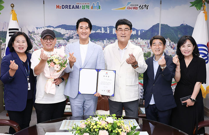 박상수 박척시장이 지난 8일 ‘제2회 삼척해(海)랑영화제 조직위원장 위촉식’을 개최하고, 배우 신현준 씨를 공식 위촉하고 있다.(사진=삼척시 제공) *재판매 및 DB 금지